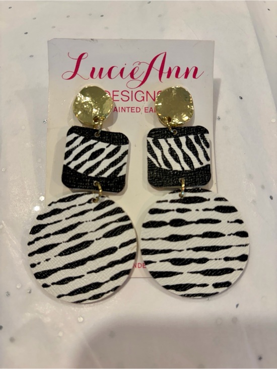 Lucie Ann Jewelry - NWT LucieAnn Zebra Print Dangle Earrings - Black & White
